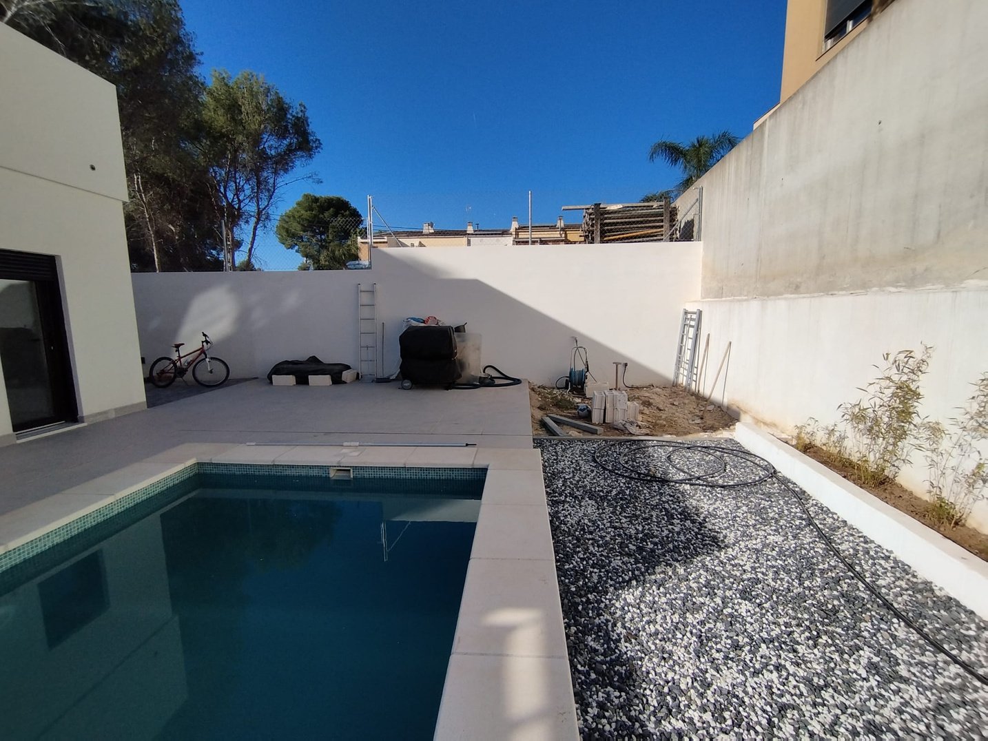 Estado inicial del rincón junto a la piscina