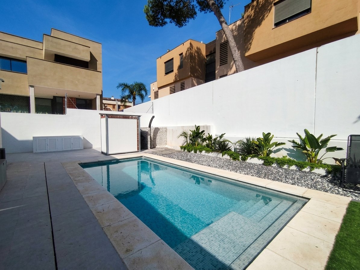 Resultado final del Rincón del OASIS junto a la piscina